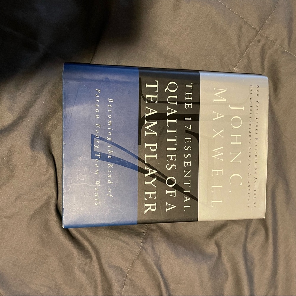 John C. Maxwell Book - The 17 Essential Qualities of a Team Player